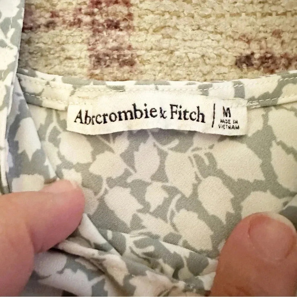 Abercrombie and Fitch •White and blue leaf print tank top size medium - Picture 10 of 12